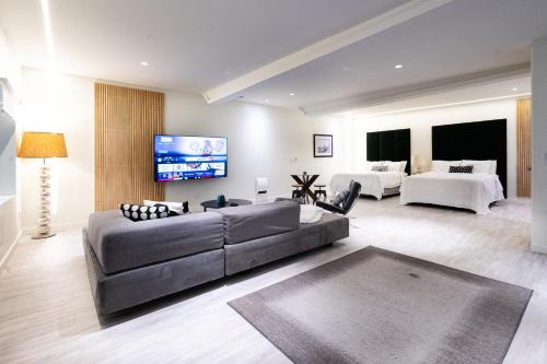 Kirkland Apartment | Modern Loft with Park Like Setting View