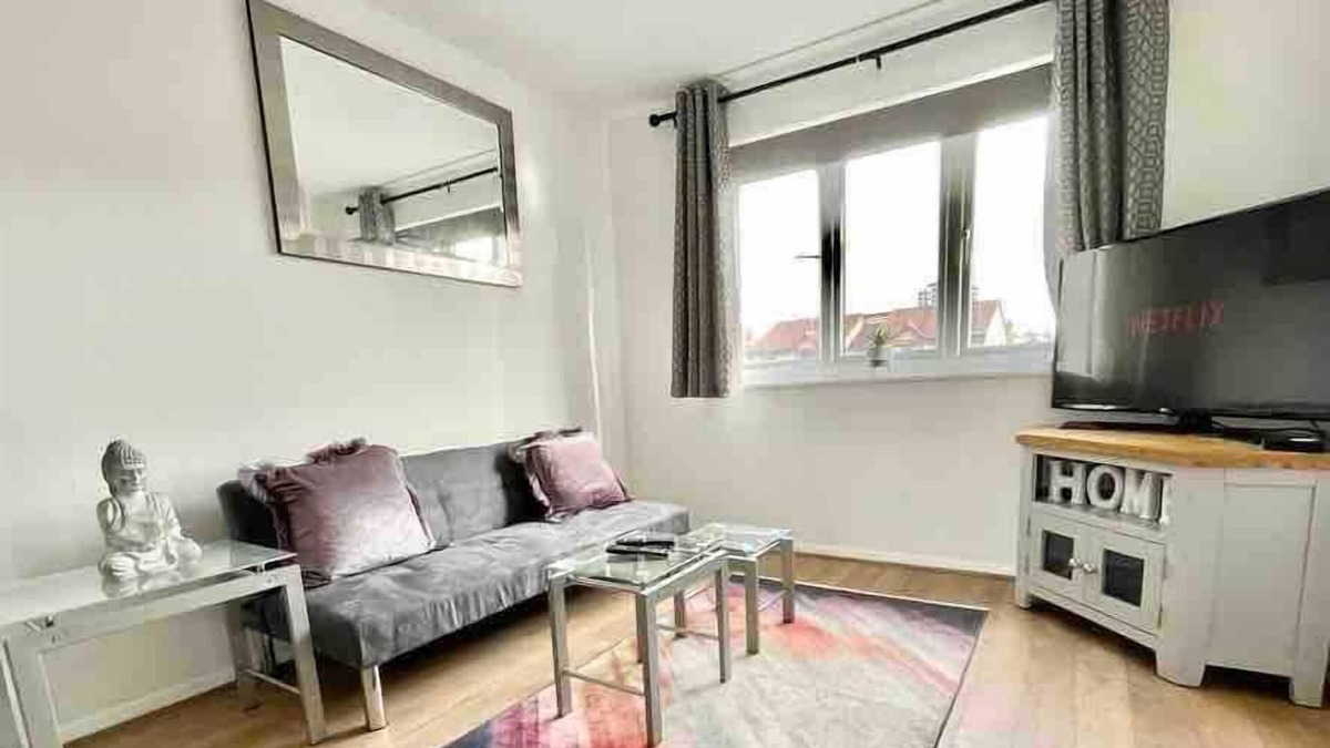 New Cross Apartment | Modern London flat with free parking