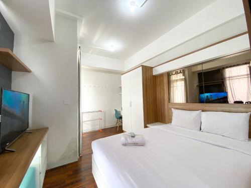 Cikarang Apartment | Modern Look and Warm Studio at Vasanta Innopark Apartment By Travelio