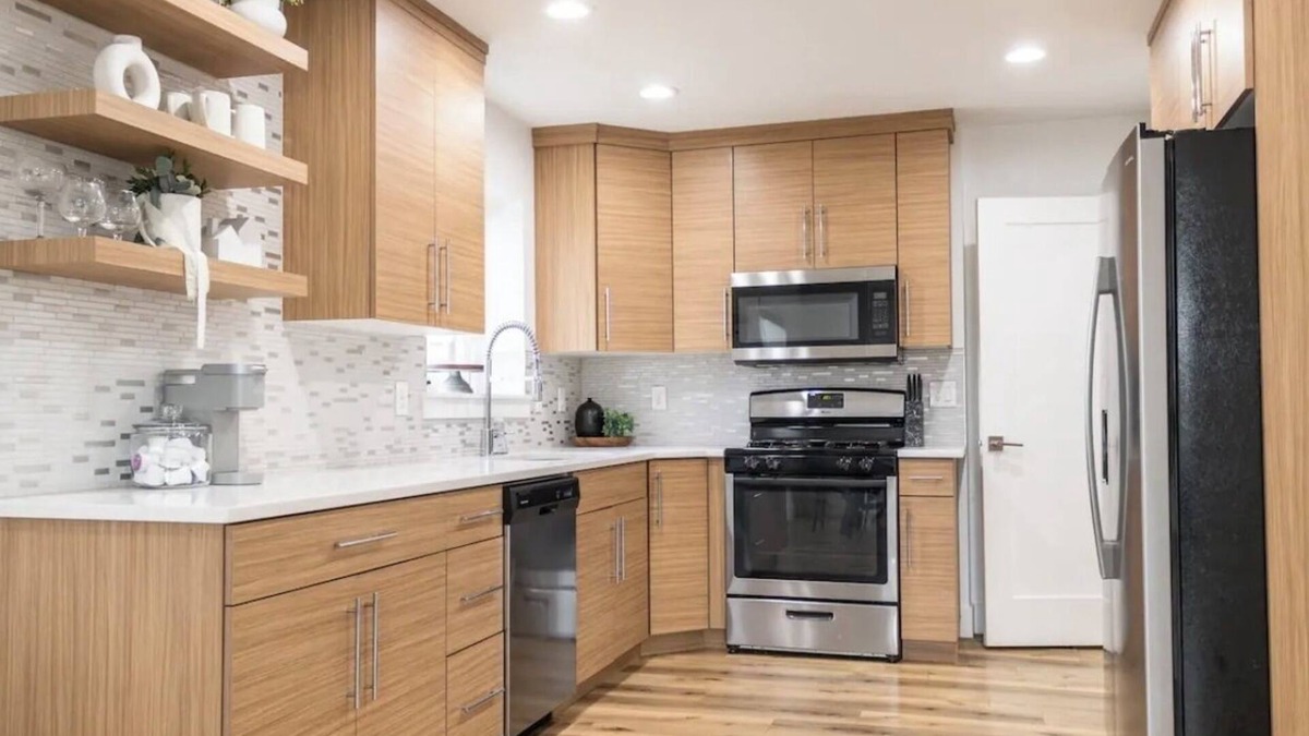 Murray House | Modern Lux Upstairs Unit Near SLC W/King Bed, Yard, Garage and Washer/Dryer