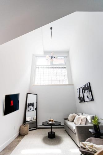 Mile End Apartment | Modern Luxe 1BDR with Sofabed in Mile End