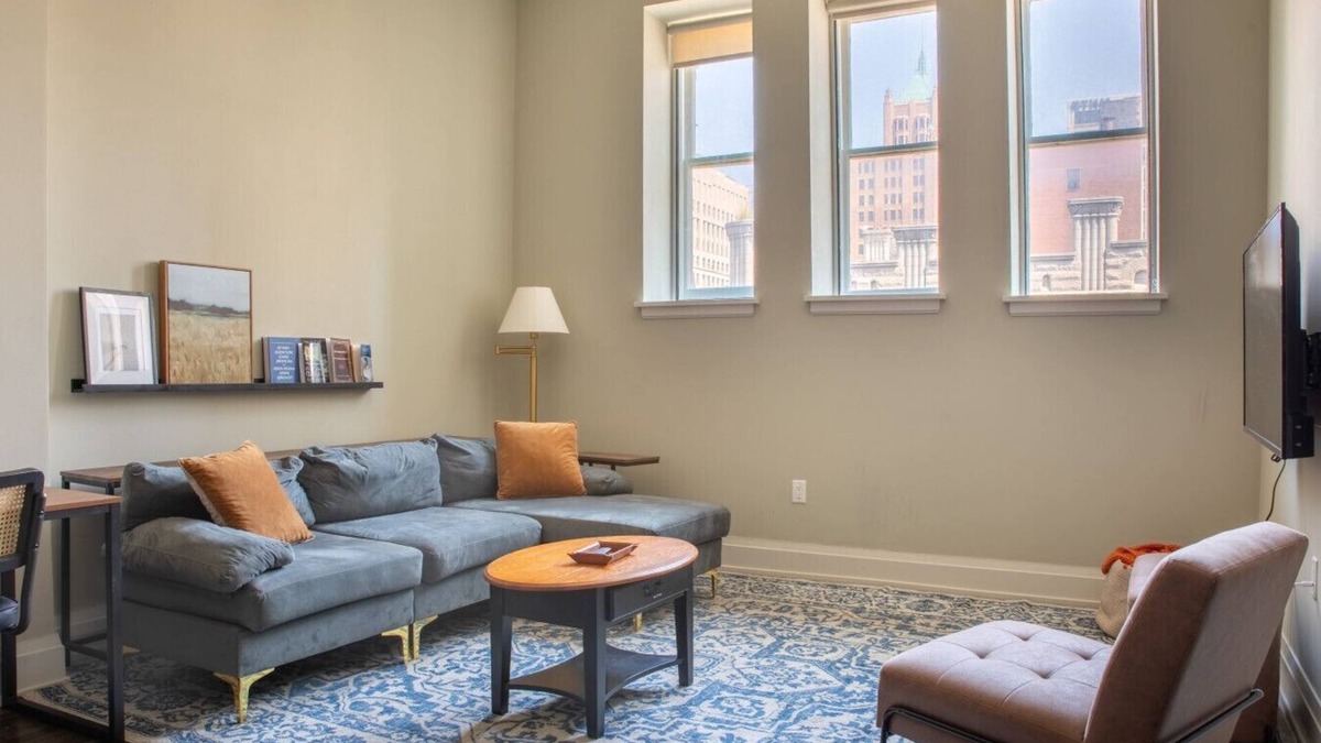 East Town Apartment | Modern Luxe 2BR Downtown Loft