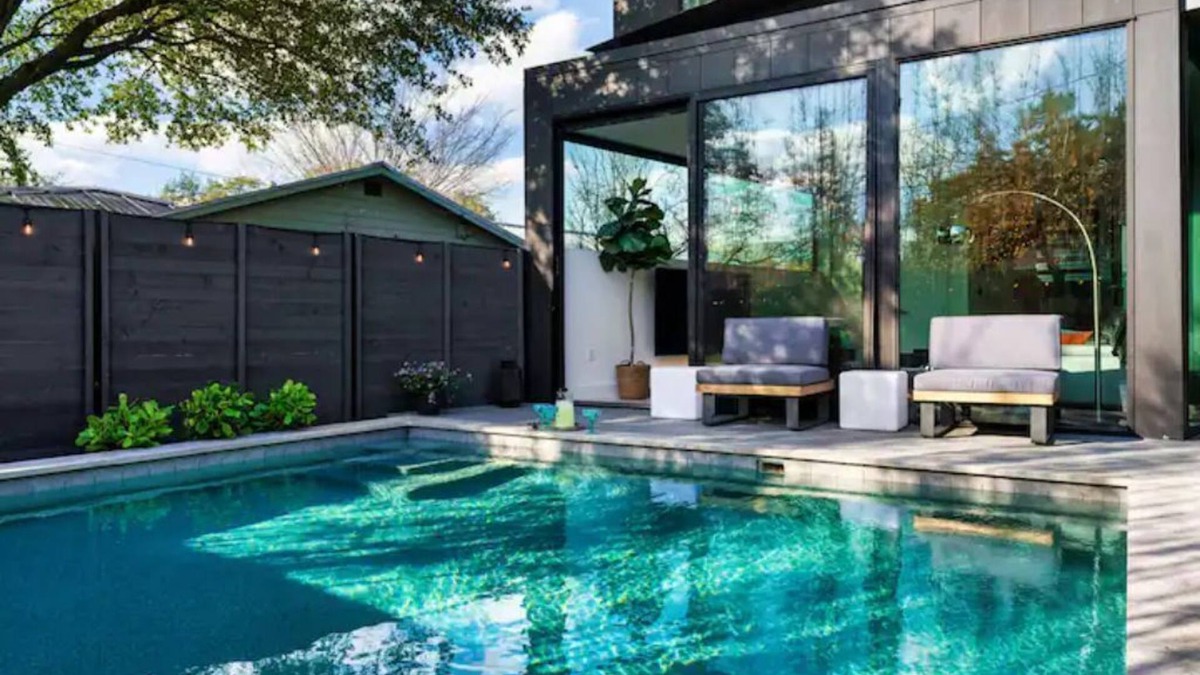 Bouldin House | Modern Luxe, Heated Pool Oasis, Chefs Kitchen, Prime Location