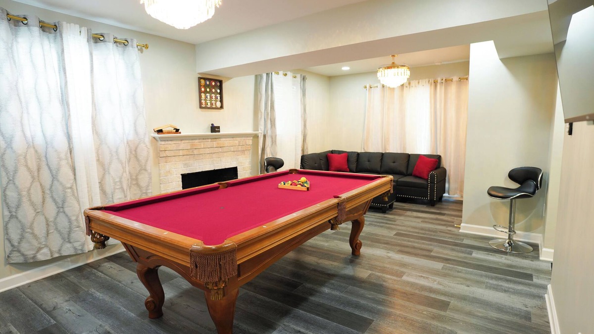 North Chesterfield House | Modern Luxe Retreat -Heart of Chesterfield