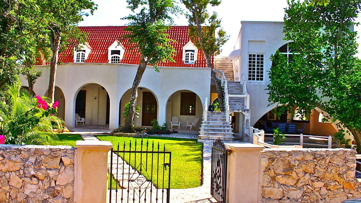 Playacar Fase I House | Modern Luxe Villa - Steps to Beach & 5th Ave - Private Pool - sleeps 14