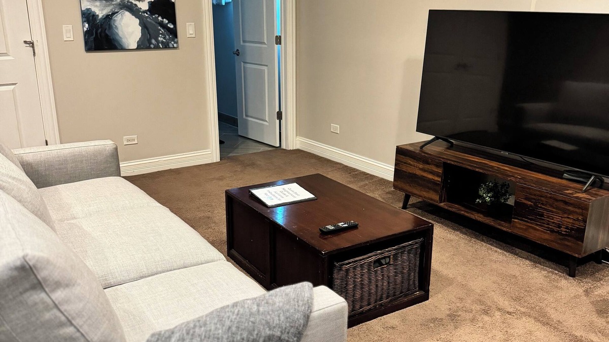 Irving Park East Apartment | Modern Luxury 1bd-1ba - Heart of City: Close to Highway 90 & 94