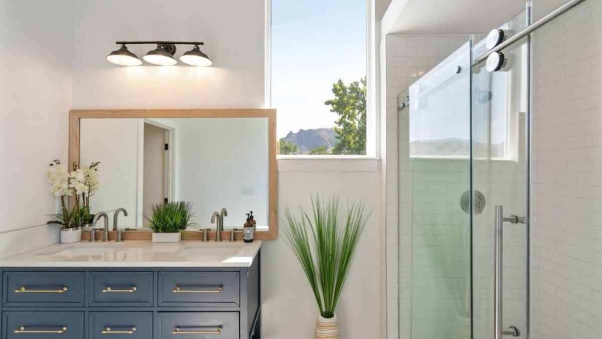 Wenatchee House | Modern Luxury 3 Story Townhome close to everything Wenatchee!