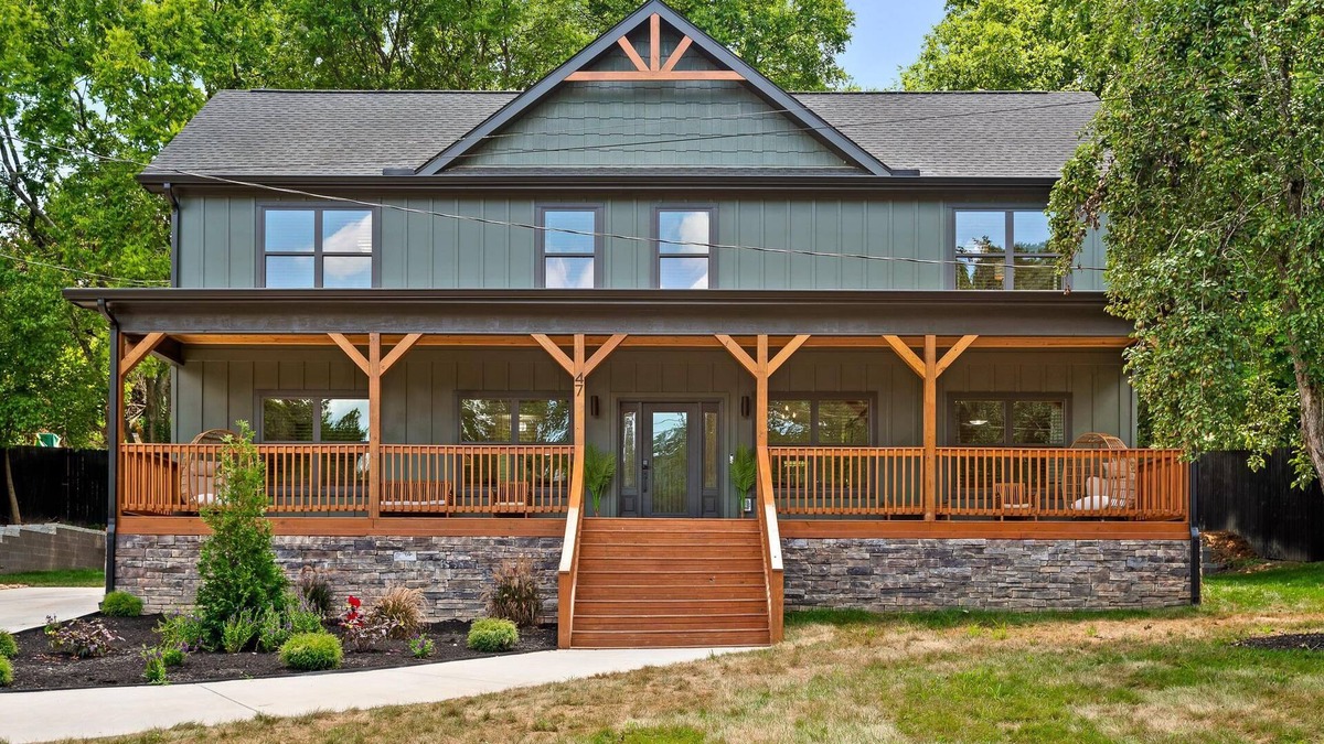 Rossville House | Modern Luxury + Comfort Pet-Friendly Home Close to Chattanooga