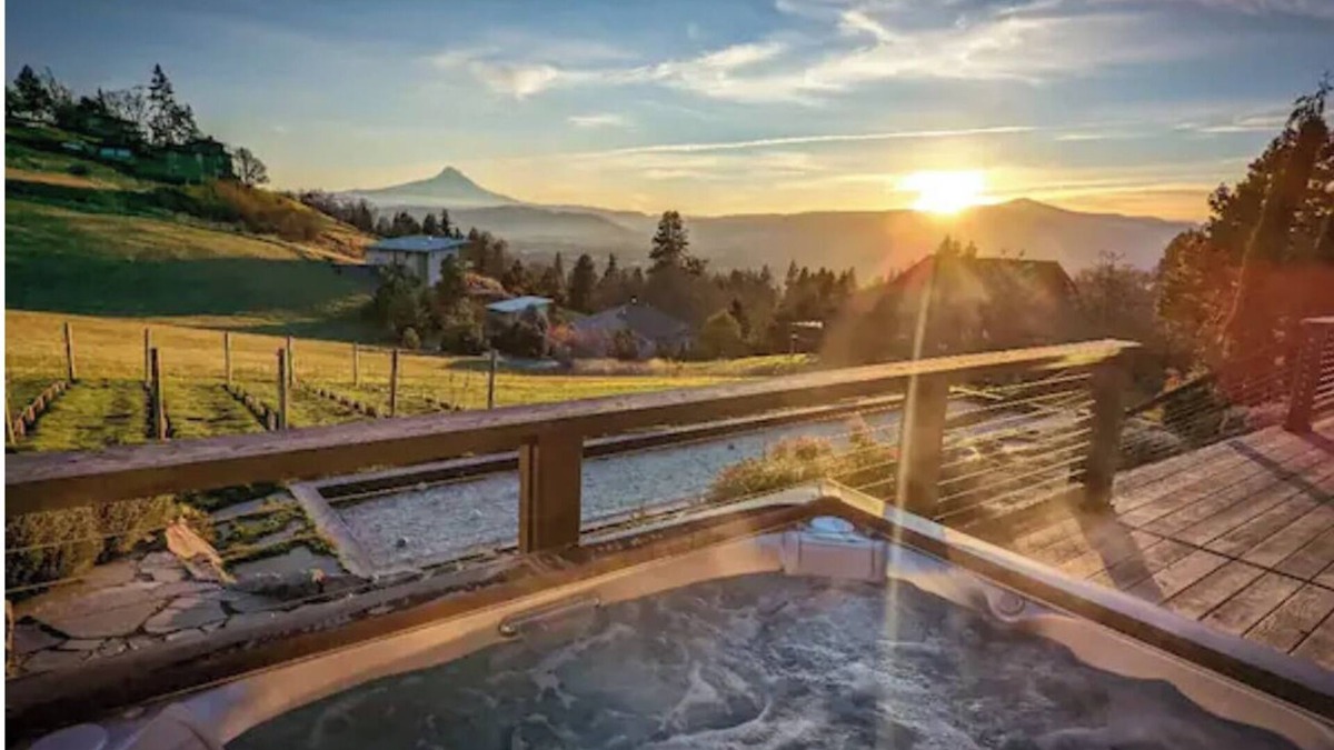 White Salmon House | Modern Luxury. Private Hot Tub & views of Mt Hood!