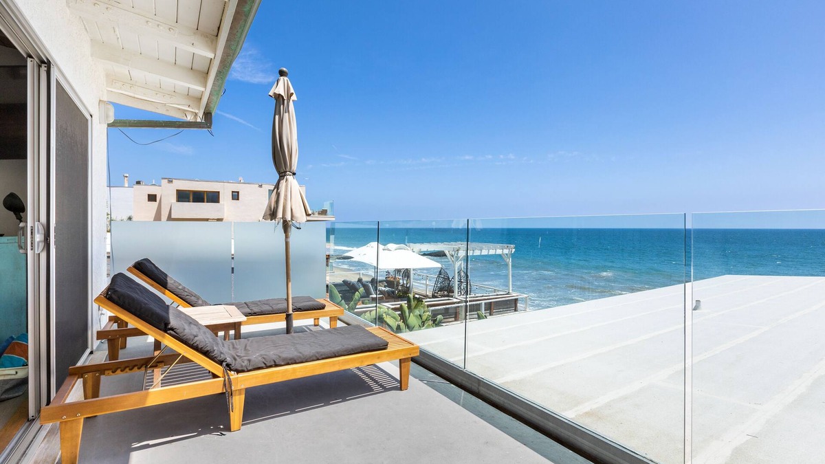 Los Angeles County Condo | Modern Malibu Road Oceanfront Beach House with AC PRIVATE BEACH