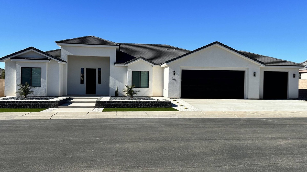Mesquite House | Modern Mesquite New Home perfect for golfers and families alike.