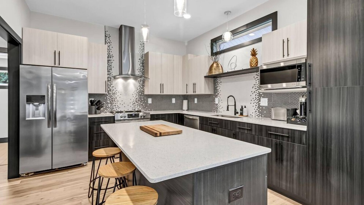 Greer House | Modern Mill House -Luxury Stay with outdoor living -Walk downtown- Pets Welcome
