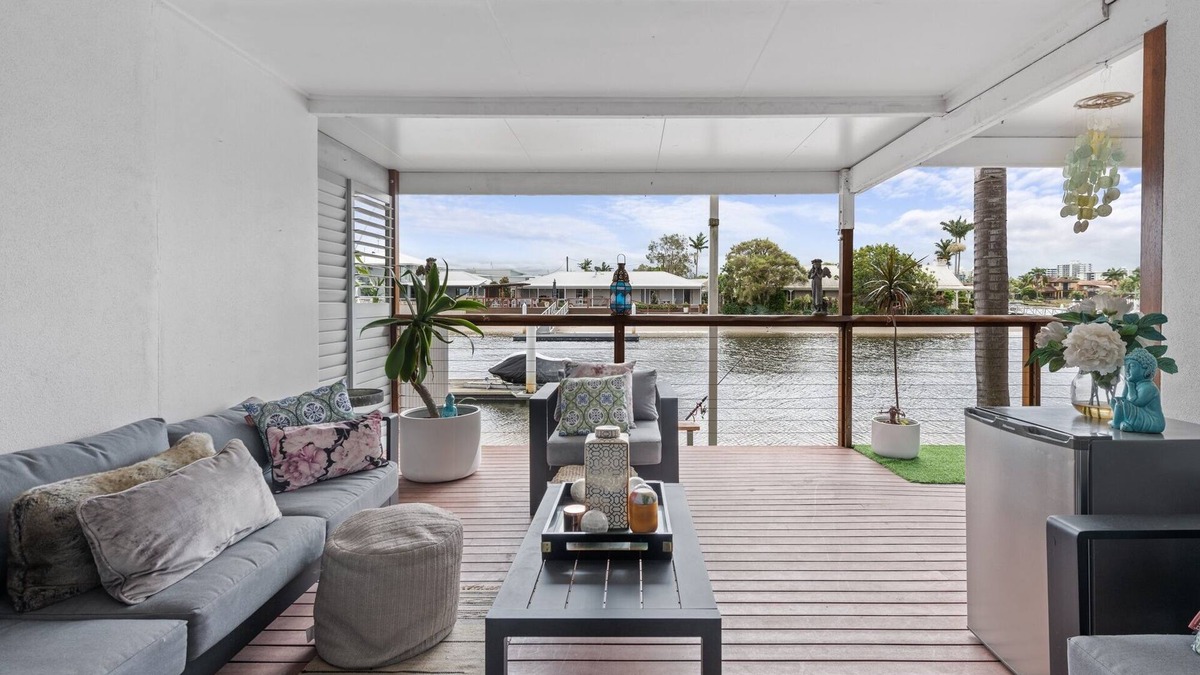 Mooloolaba Apartment | Modern Mooloolaba Escape with Front Deck