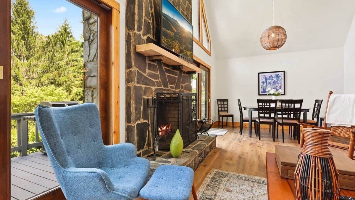 Warrensville House | Modern Mountain Escape, Modern Mountain Escape 10 minutes to West Jefferson.