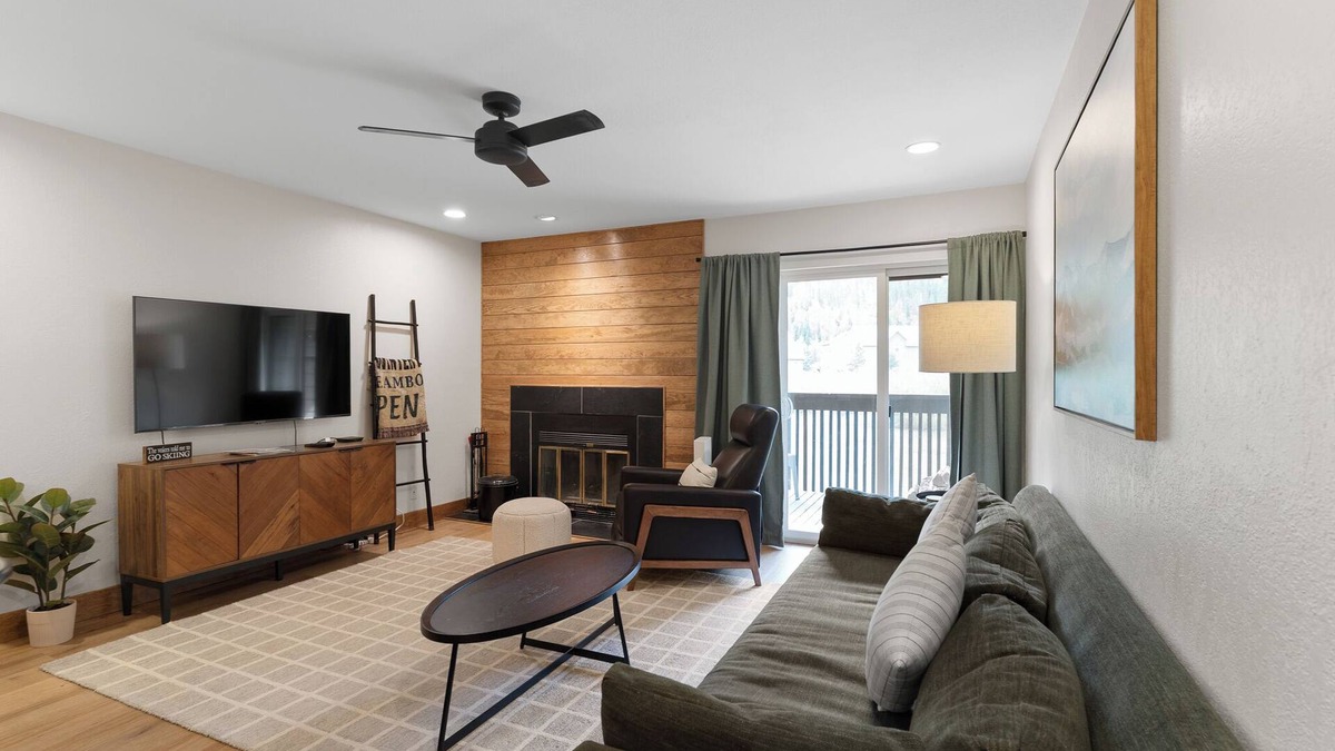 Frisco Condo | Modern Mountain-View Condo - Pool, Hot Tubs & Near 3 Ski Resorts!