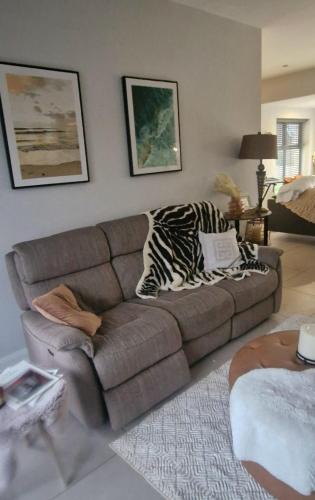 Newry House | Modern Mountain View near the beach!