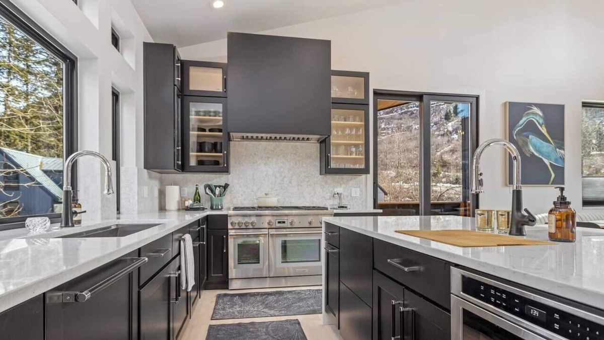 Alyeska House | Modern Mountainside Chalet - Escape to Girdwood