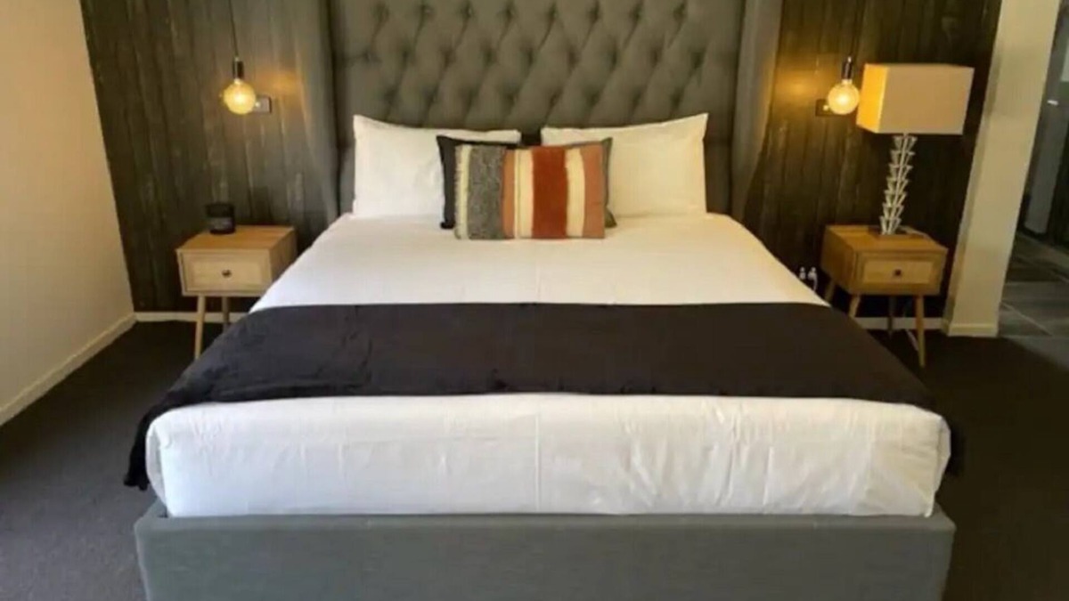 Bannockburn House | Modern New Beautiful House Near Geelong Sleeps 6-8 Adults and 5 Kids