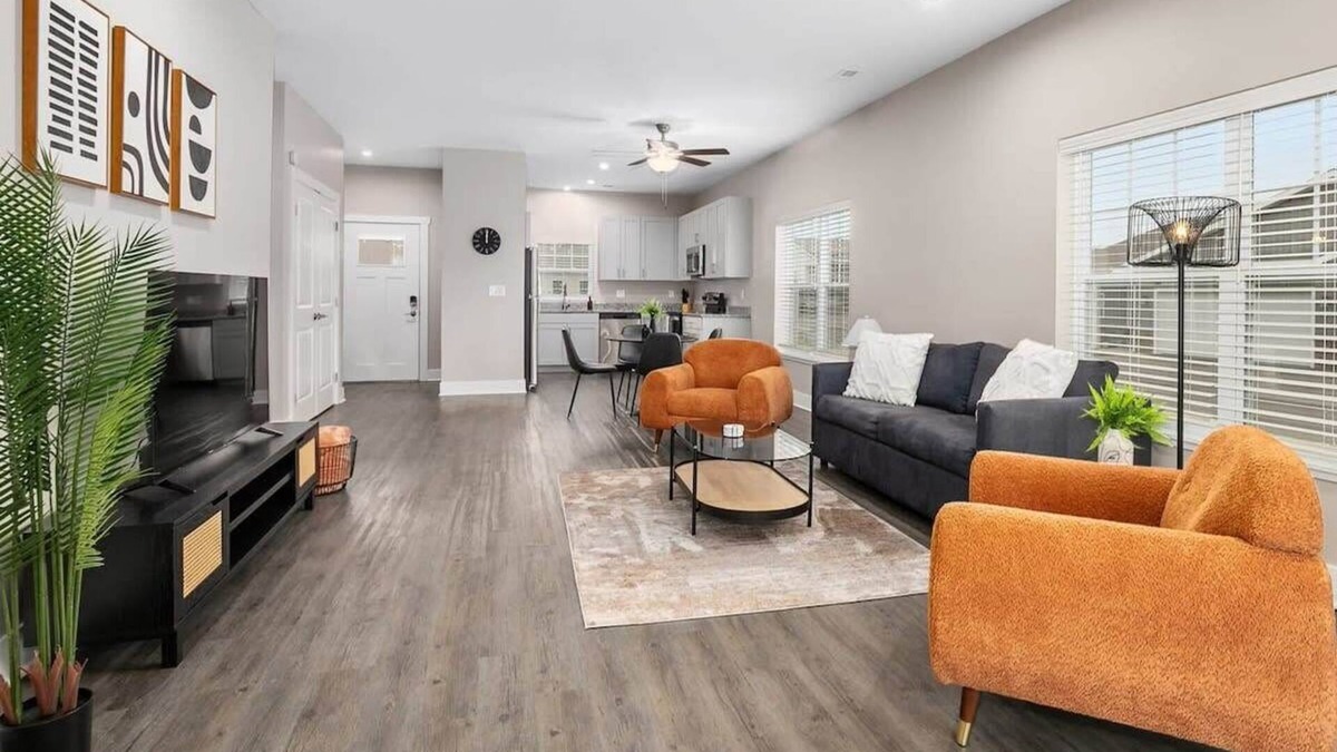 Grandville Apartment | Modern New Build 12BR 12BA w Garage Patio