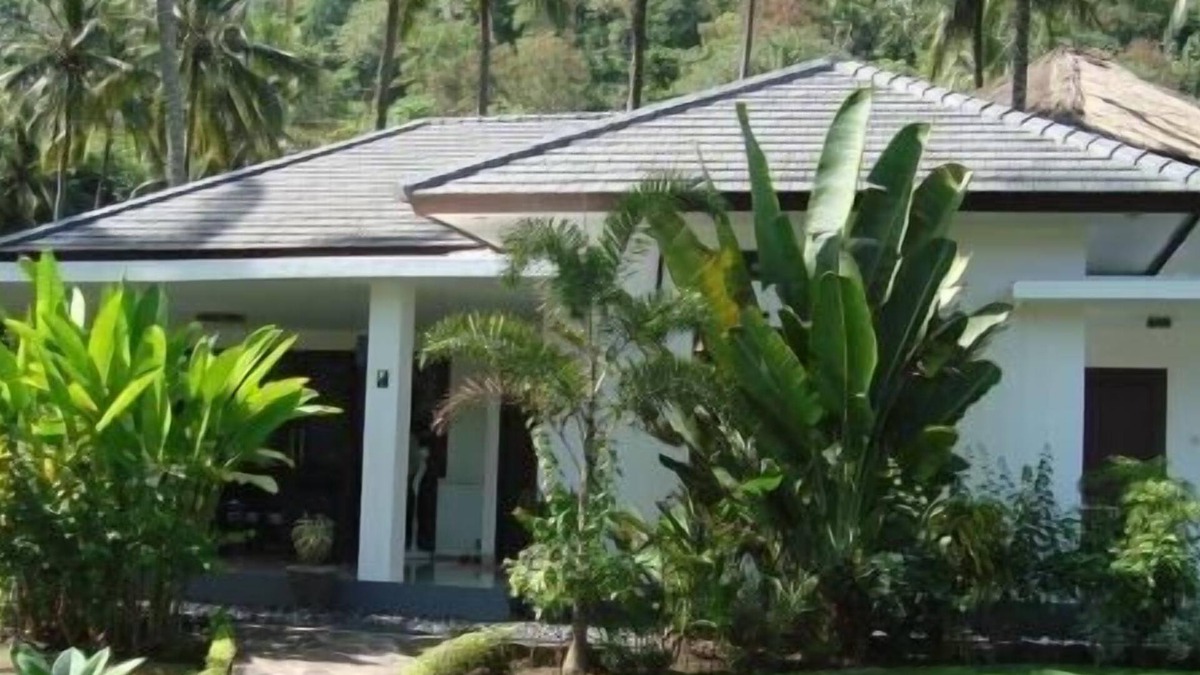 Senggigi House | Modern new bungalow in cozy holiday park + swimming pool
