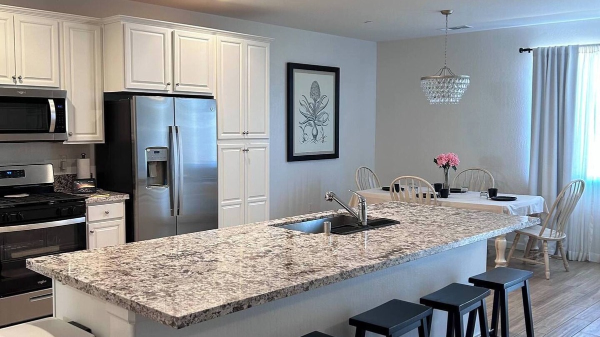 Reedley House | Modern Newly Built 3 BD with 4 beds/2 BA Home - Near 3 Nat. Parks & 3 major HWYs