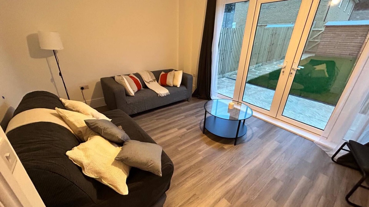 Ebbsfleet Valley House | Modern Newly home with built 5 beds , 5 minutes from Ebbsfleet international!