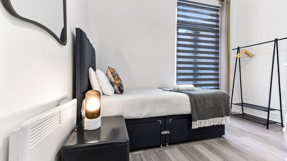 Latchmere House | Modern Oasis: 2BR Escape with Outdoor Retreat