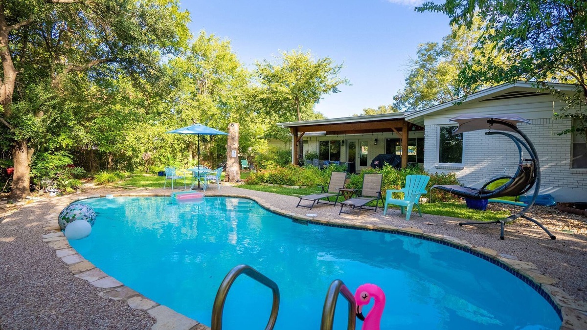 Windsor Park House | Modern Oasis Heated Pool BBQ, EV & Fast WiFi