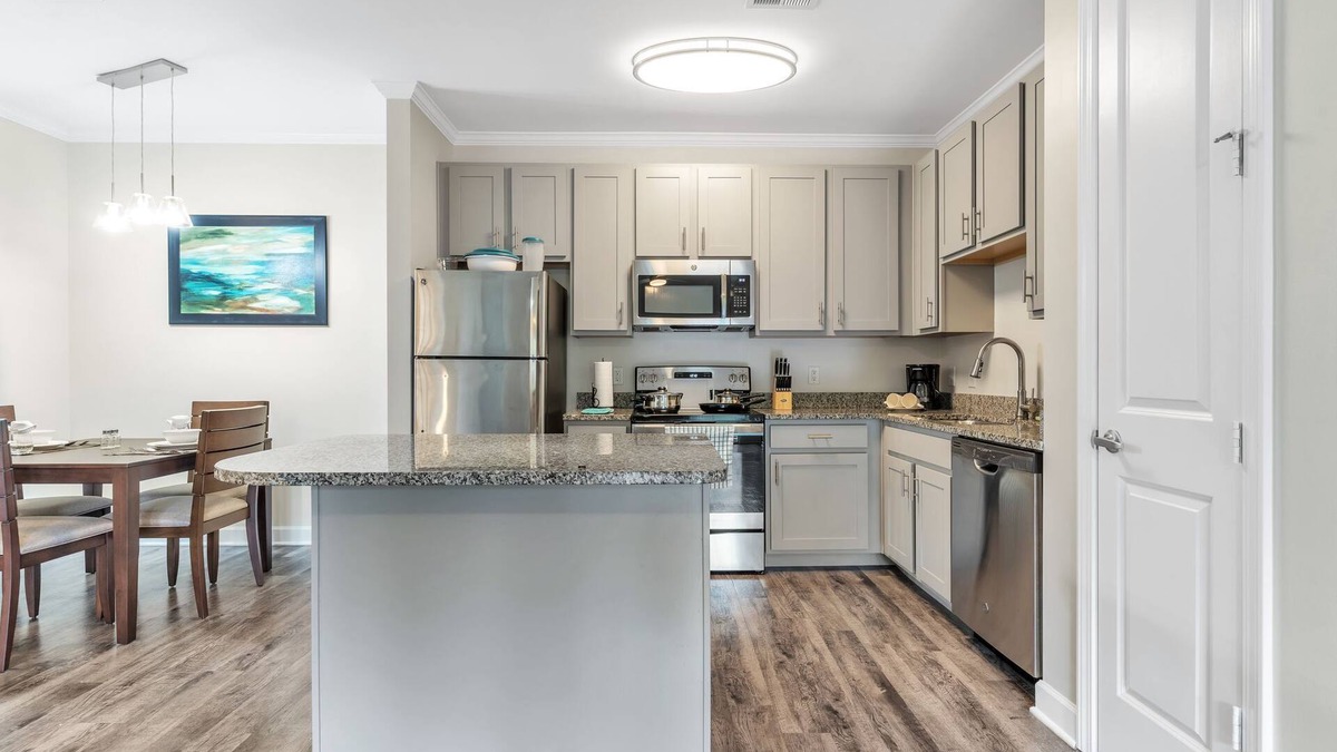 Hickory Apartment | Modern Oasis I Free Parking I Pool I Hawks