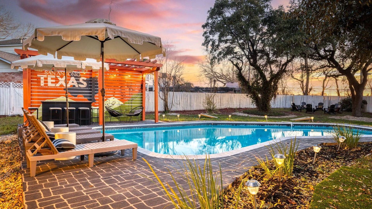 North San Antonio - SAT House | Modern Oasis! Pool, Mini-Golf, Game Room, Theatre!