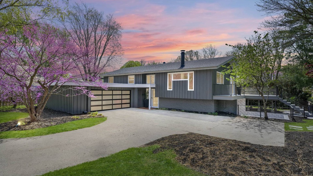 Champaign House | Modern on Monterey, 5 mins from Memorial Stadium.