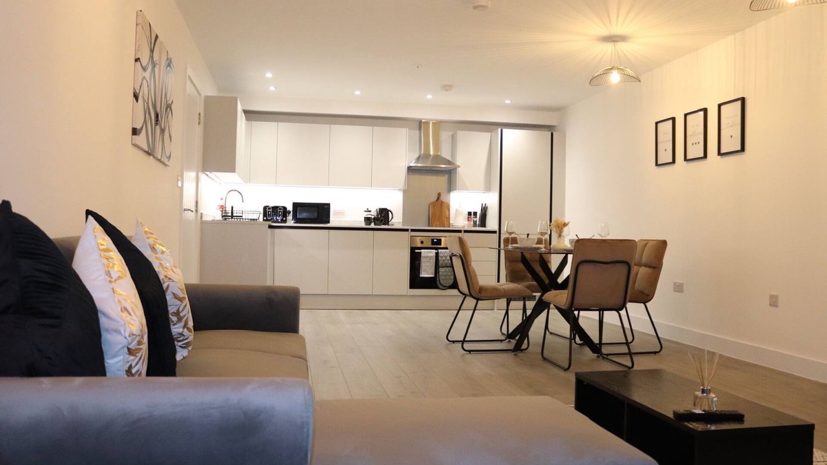 Hemel Hempstead Apartment | Modern One Bedroom ApartmentnOpen Plan Lounge-Kithchen-Dining AreanFree Parkingn