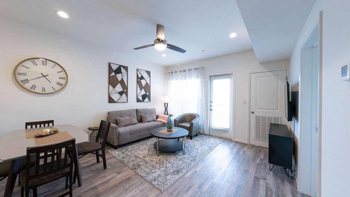 Katy Condo | Modern One Bedroom + Study private condo unit|2P