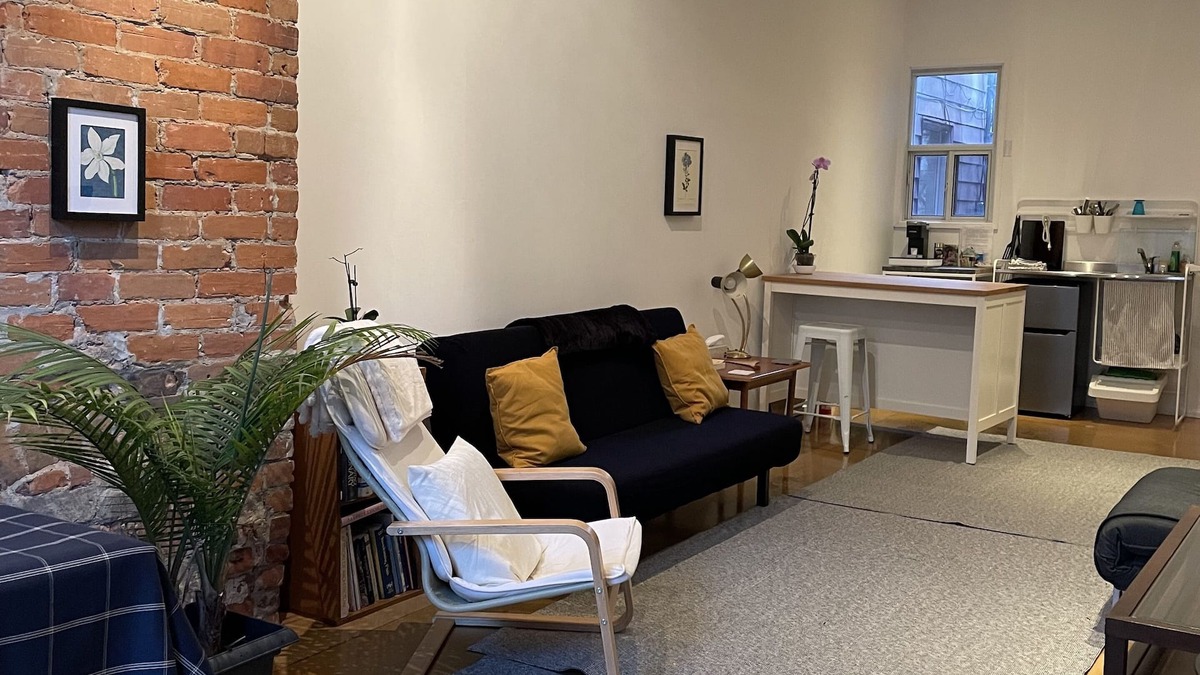 Beaconsfield Village Apartment | Modern Ossington Apartment