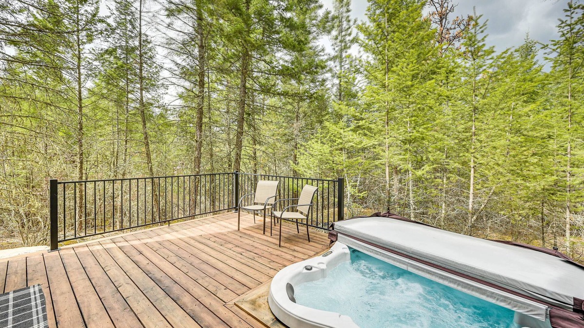 Polson Cabin | Modern Polson Cabin w/Deck Near Flathead Lake!
