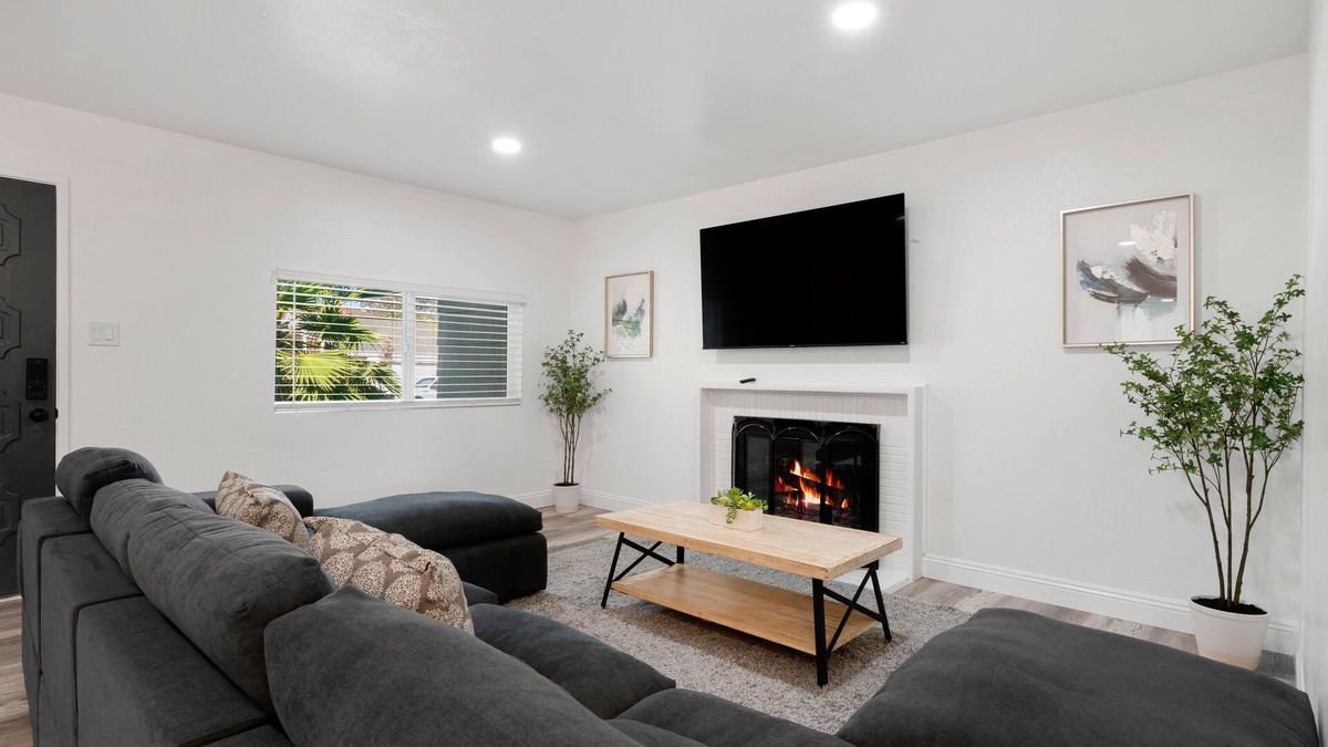 Citrus Heights House | Modern Pristine Comfortable 3BD/2BA Home W/POOl