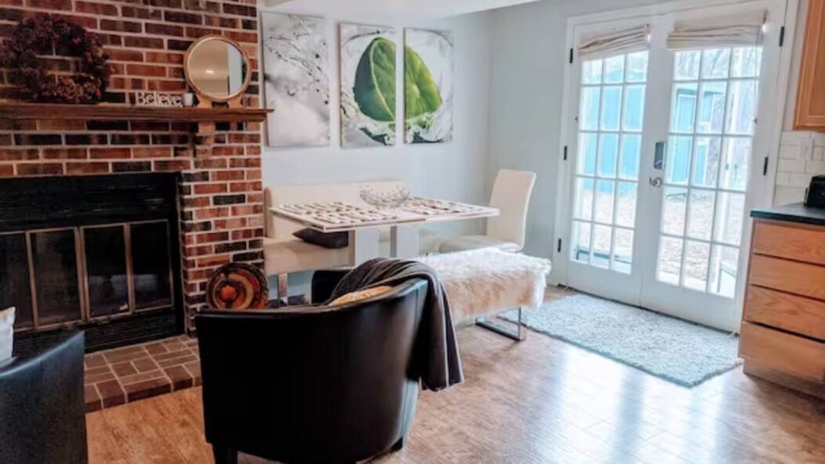 Lincoln House | Modern & Private 15 min to Downtown Lincoln Pet Friendly