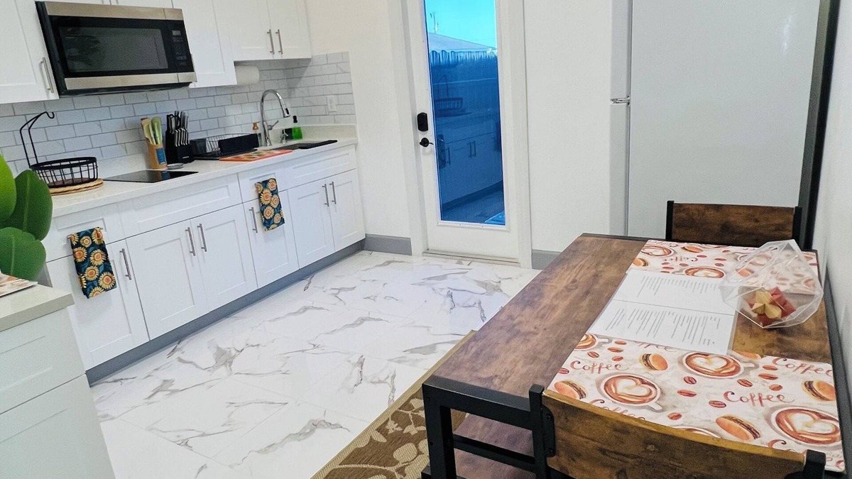 Parkdale House | Modern & Private Apartment with Kitchen in Lehigh Acres – Independent Entry