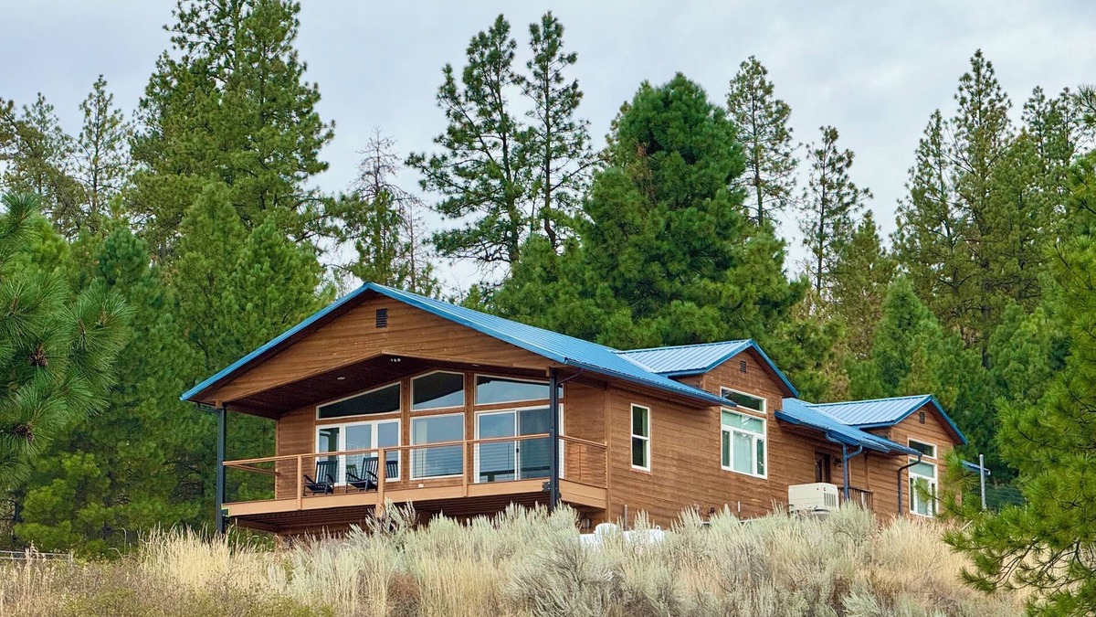 Colville House | Modern. Private. Spacious. Fully stocked. Family friendly. Cozy. RV hookup.