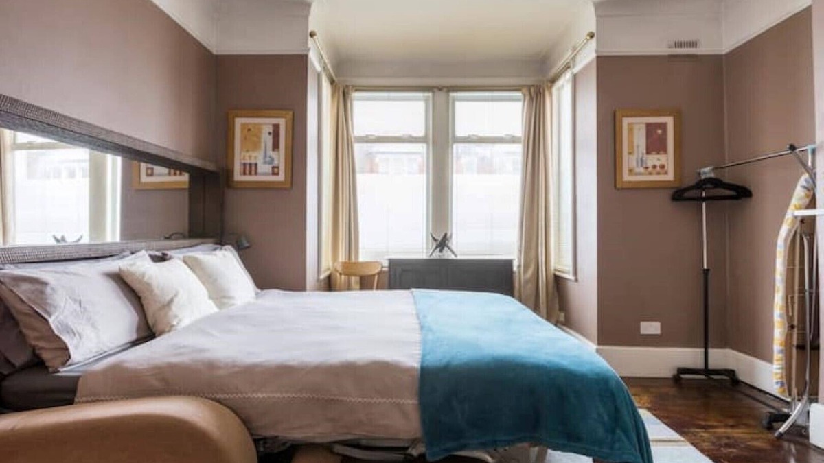 Bowes Apartment | Modern Private Studio Room