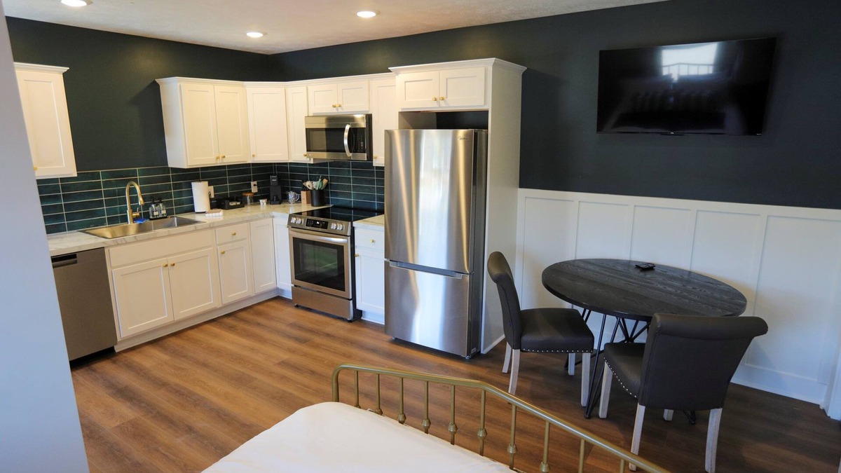 Nelson Apartment | Modern Queen Studio at the Victorian – Steps to Dining, Shops & Farmers Market