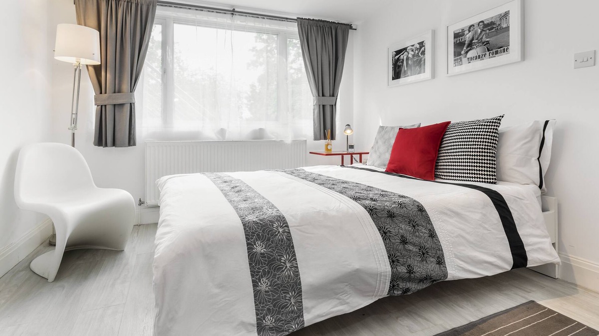 Childs Hill Apartment | Modern, quiet, private studio, close to city centre and metro station