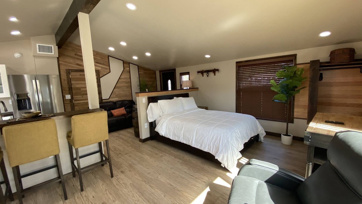 Cocoa House | Modern Ranch Studio With a Beautiful Round Porch