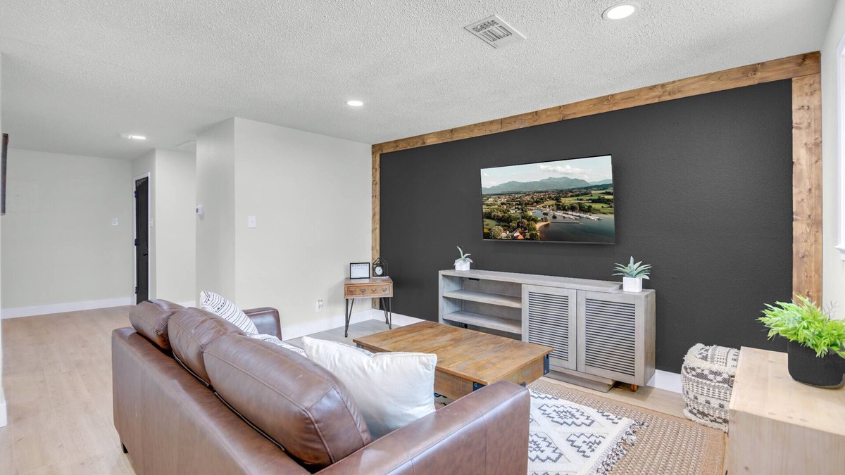 Brazoria Apartment | Modern Remodeled Clean Quiet apt 1 king 1 Queen washer dryer onsite