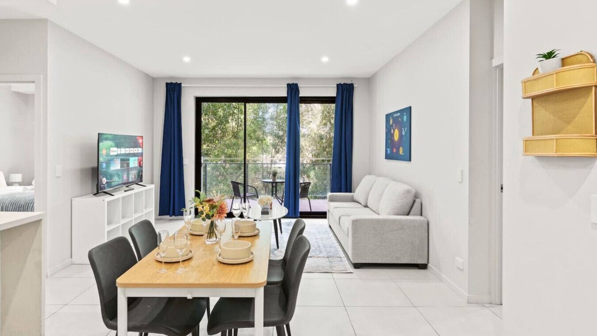 Macgregor Apartment | Modern Retreat 2 Ensuite Bedrooms + Walk to Shops