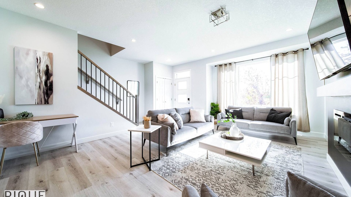 Southwest Edmonton House | Modern Retreat-3 King Beds-Garage-WiFi-Sleeps 10!