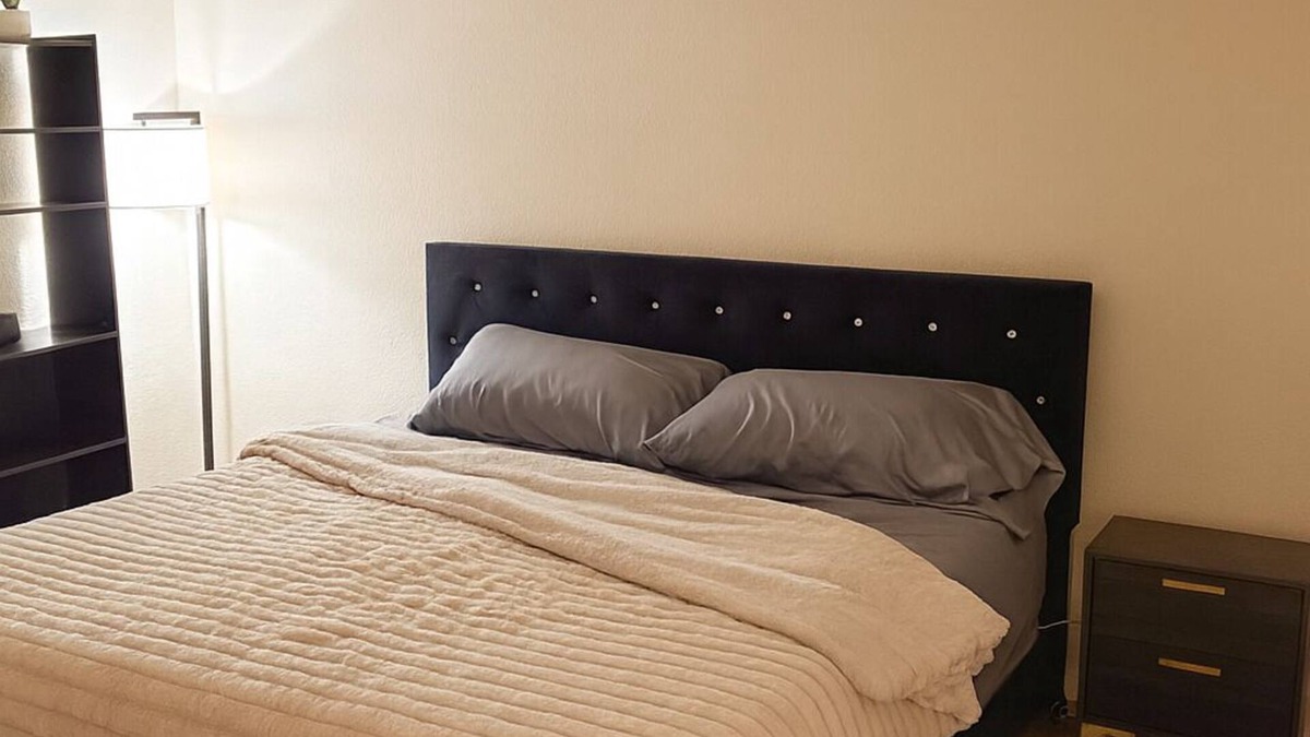 Stockton Apartment | Modern Retreat Cali King Bed Fireplace + Full Kitchen