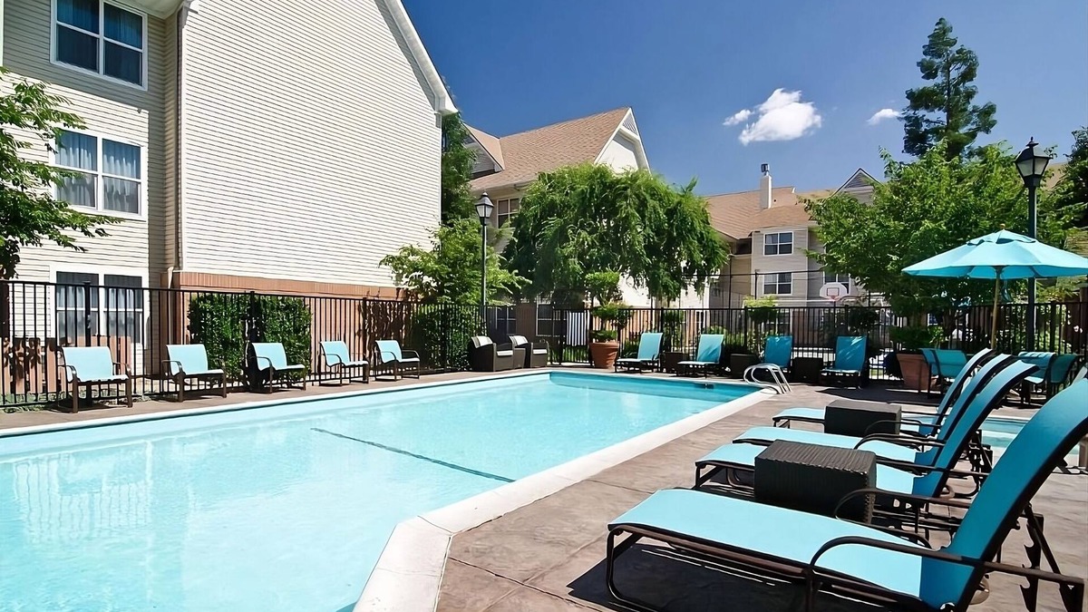 Raisin Hotel | Modern Retreat in Central Fresno! Outdoor Pool, Pets Allowed, Full Kitchen!