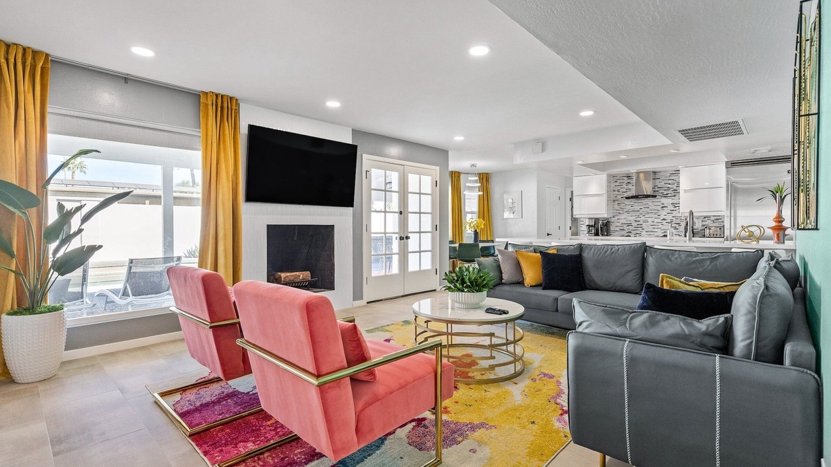 Raskin Estates House | Modern Retreat Minutes from Shopping Dining & Golf