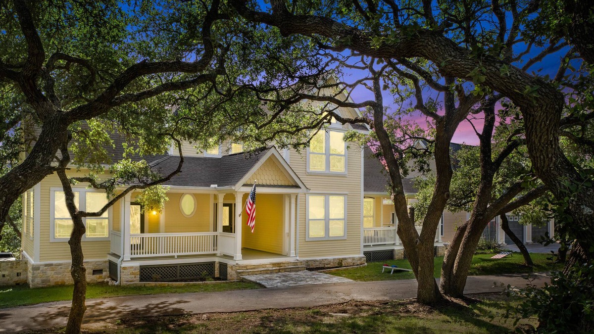 Henly House | Modern Retreat | Private Pool, Hot Tub, Game Room – Fully Updated!